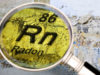 Detalle del gas radón actuando sobre una edificación